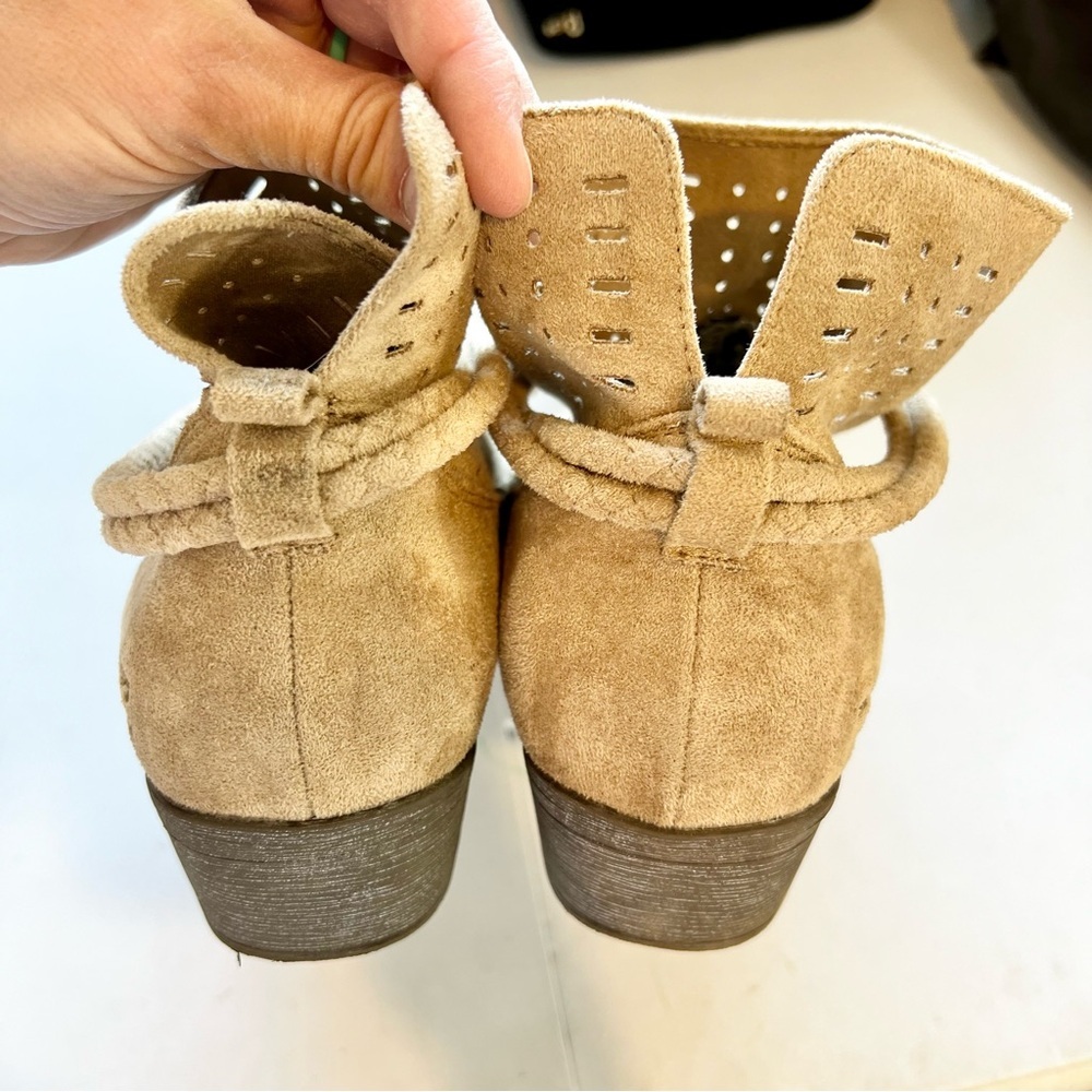 Billabong Beige Suede Ankle Boots with Tassels - Picture 6 of 12